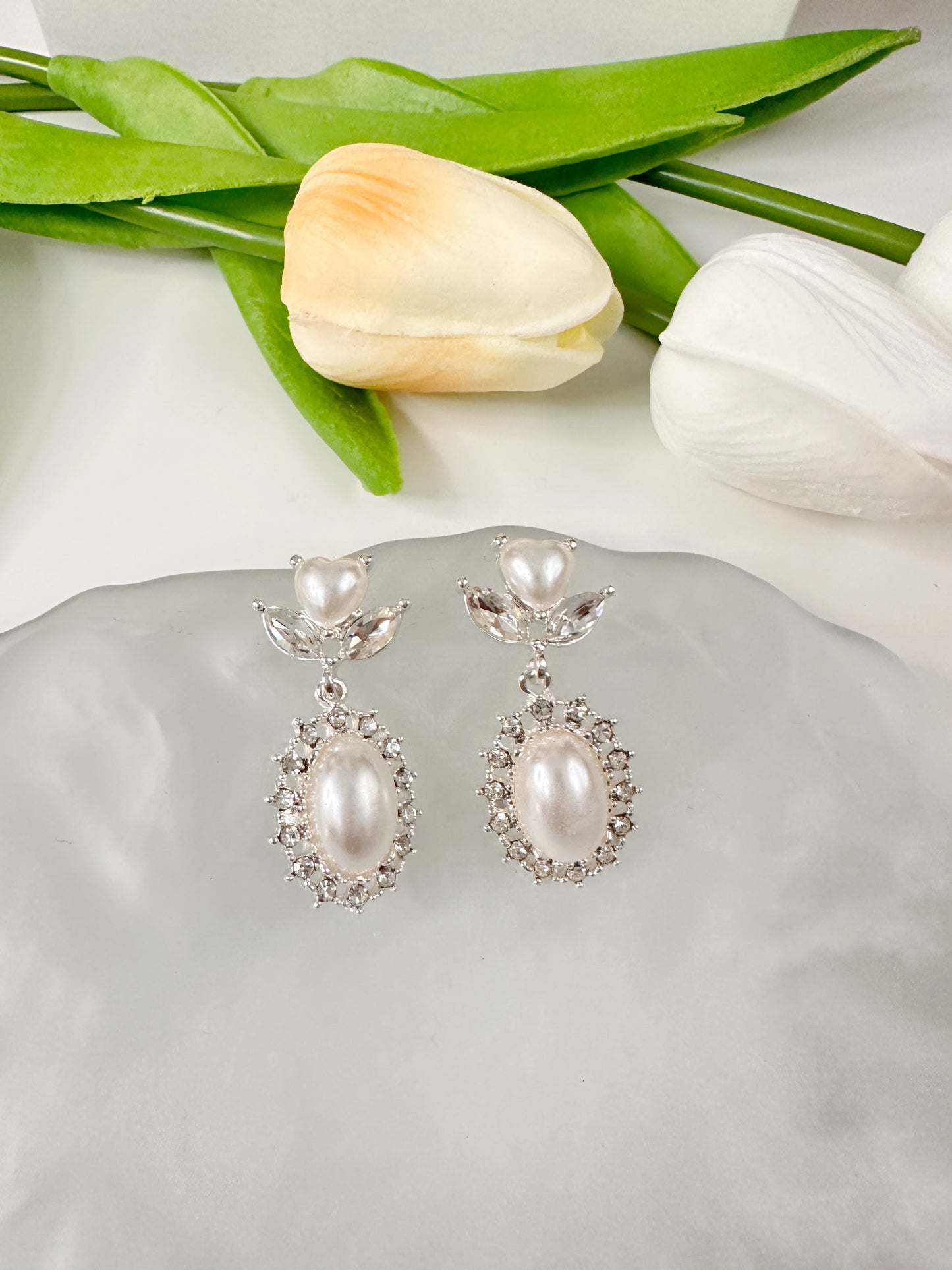 Gentle White Moonlight Temperament Pearl Lady Style Rhinestone French Retro Hong Kong Style Earrings