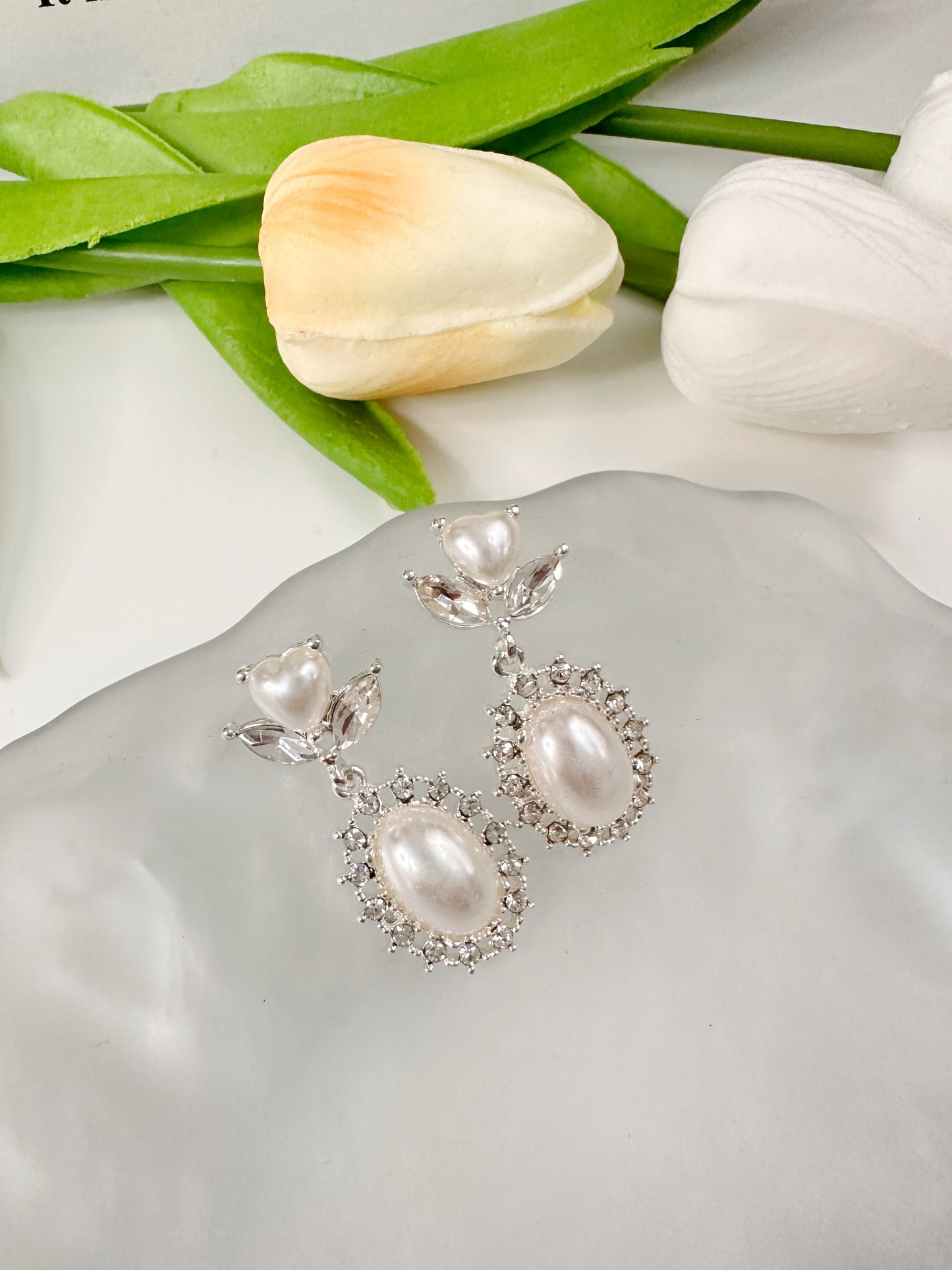 Gentle White Moonlight Temperament Pearl Lady Style Rhinestone French Retro Hong Kong Style Earrings