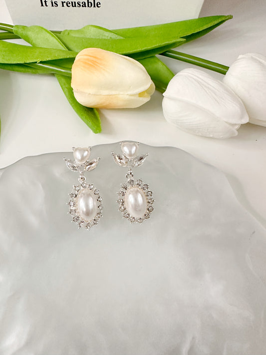Gentle White Moonlight Temperament Pearl Lady Style Rhinestone French Retro Hong Kong Style Earrings
